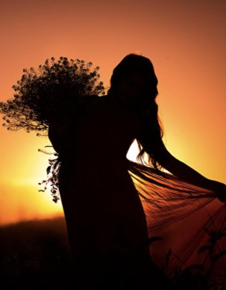 Женщина на закате