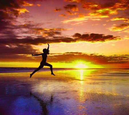 Девушка бежит на закате