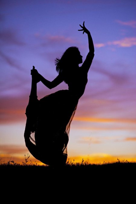 Танцующая девушка силуэт