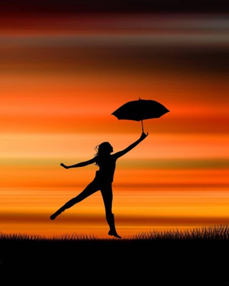 Человек на фоне заката