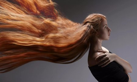 Девушка с развевающимися волосами
