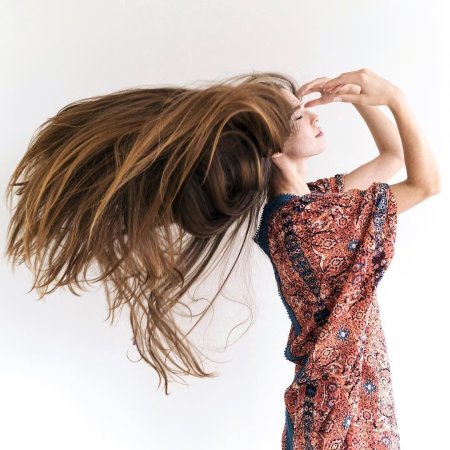 Девушка с развевающимися волосами