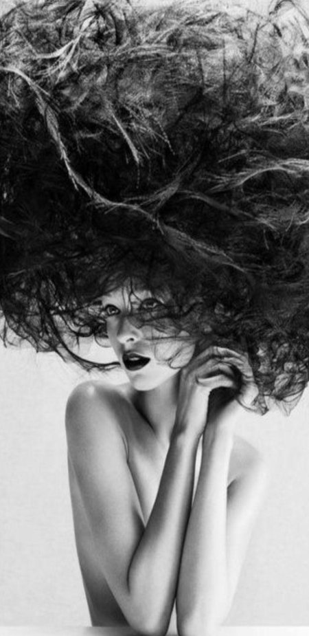 Девушка с растрепанными волосами