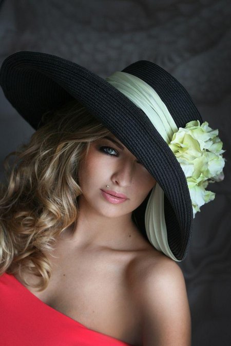 Девушка в шляпке