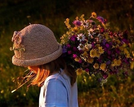 Красивые девушки в шляпках