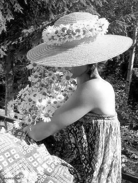 Девушка в шляпе с ромашками