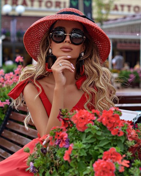 Стильная девушка в шляпе
