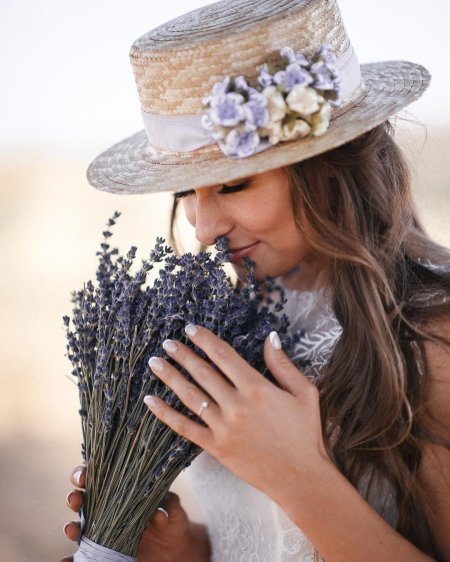 Девушка с лавандой