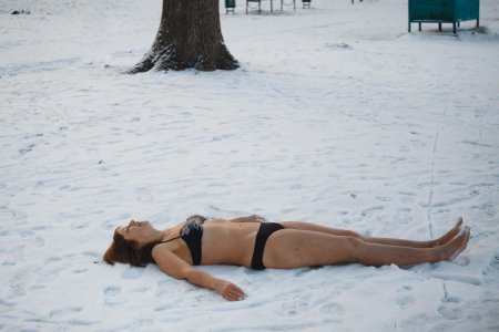 Девушка загорает на снегу