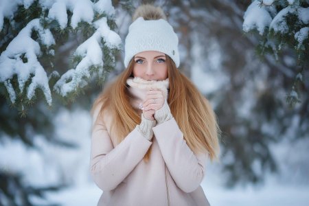 Девушка в зимнем лесу