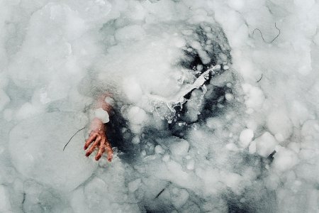 Человек в снегу