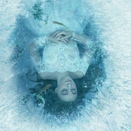 Девушка во льду