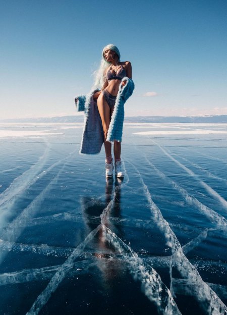 Фотосессия на байкале зимой в платье