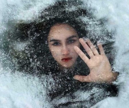 Девушка подо льдом