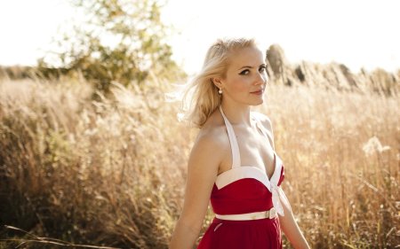 Красивая блондинка