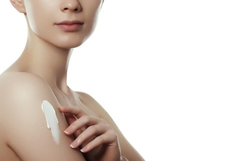 Девушка мажется кремом