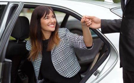 Женщина выходит из машины