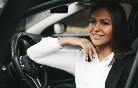 Девушка водитель