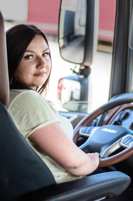 Красивая девушка водитель