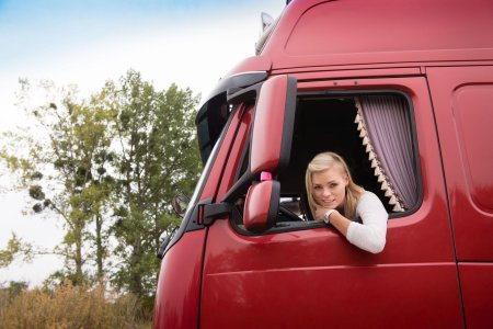 Девушка водитель грузовика