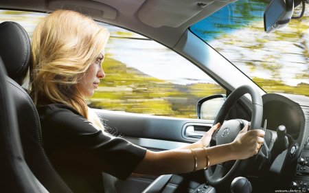 Девушка за рулем