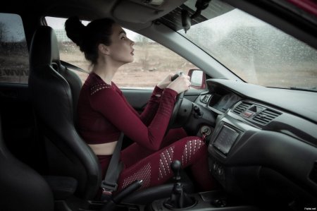 Девушка за рулем машины