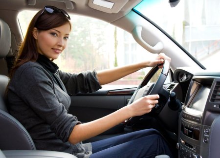 Красивая девушка за рулем