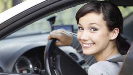 Девушка за рулём