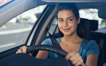 Женщина за рулем автомобиля