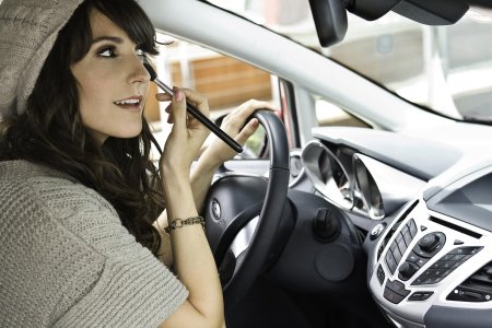 Красится за рулем