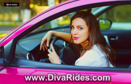 Женщина за рулем красной машины