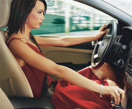 За рулем женщина