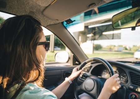 Женщина за рулем