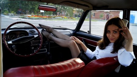 Женские ножки в автомобиле