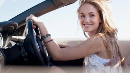 Девушка профессиональный водитель