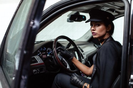 Девушка водитель