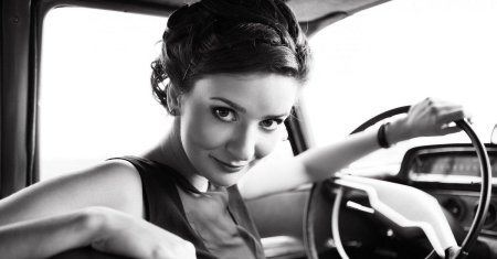 Девушка за рулем