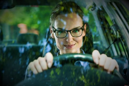 За рулем женщина