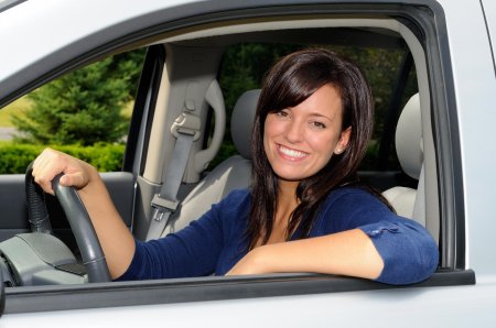 Женщина за рулем автомобиля