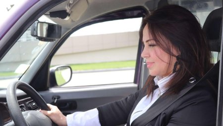 Женщина водитель