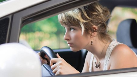 Девушка в машине