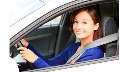 Женщина водитель