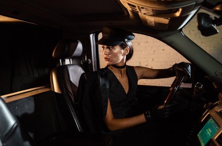 Девушка шофер