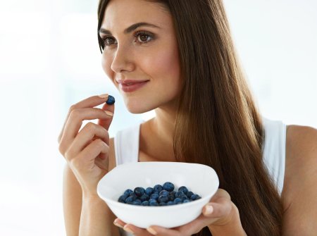 Девушка с черникой