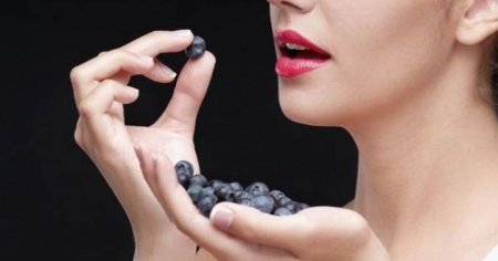 Девушка с черникой