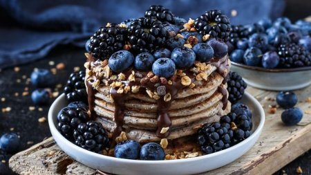 Торт с ежевикой и голубикой