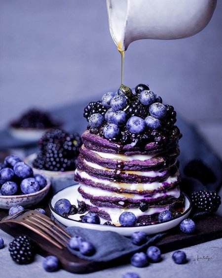 Панкейки с черникой