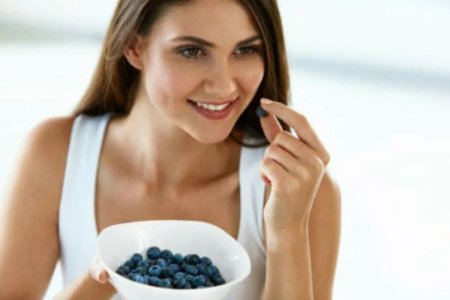 Девушка с черникой