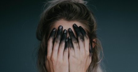 Девушка закрывает лицо руками