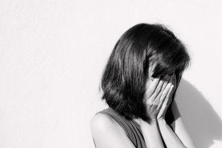 Девушка плачет